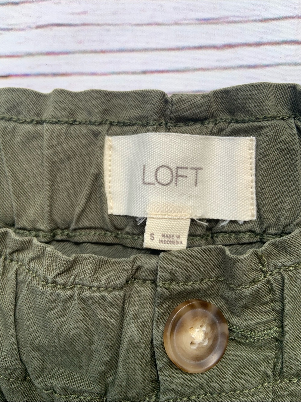 LOFT Women’s Olive Green Pleated Pull-On Shorts - Picture 2 of 5